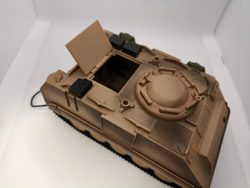 Vehículo de transporte del ejército Blue Box 2005 con paquetes de suministro y escotilla Foto 3 de 4