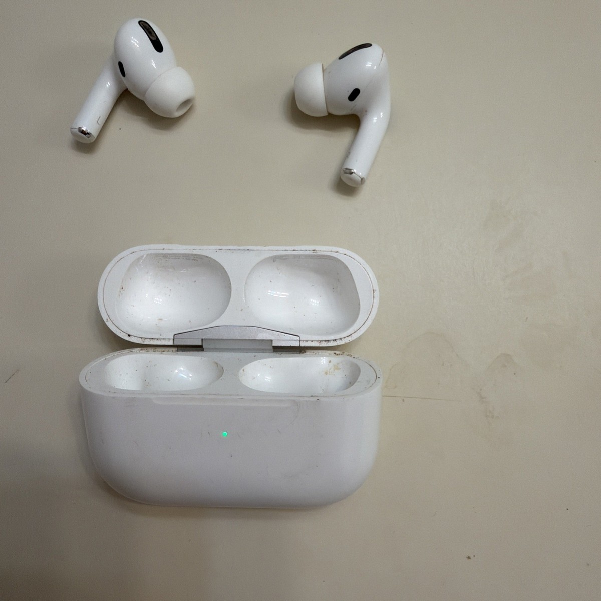 Apple AirPods Pro (1st Gen) with MagSafe Charging Case Model A2084