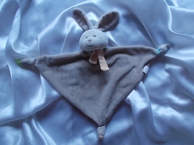 Doudou lapin beige, blanc, écharpe rayée orange/blanc, Fashy Baby