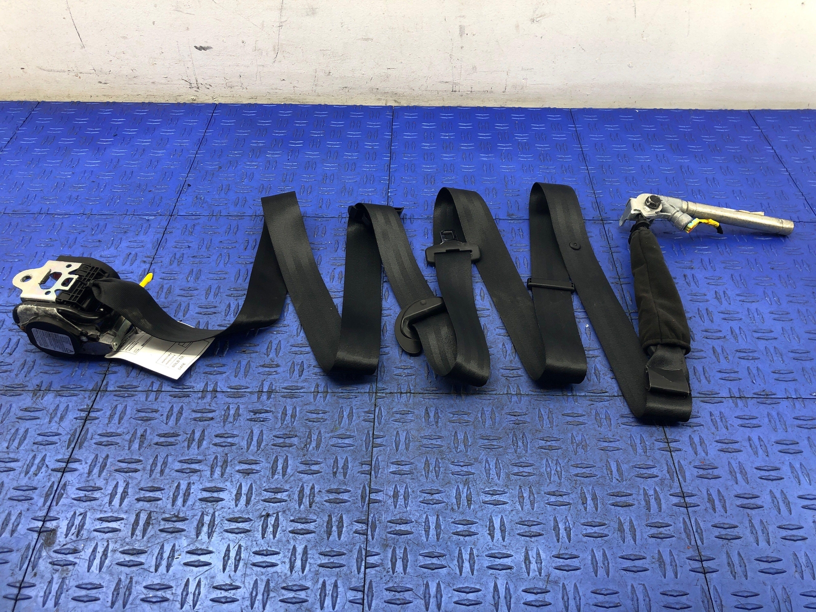 2014-2021 MASERATI QUATTROPORTE FRONT RIGHT SEAT BELT RETRACTOR BLACK OEM 2015