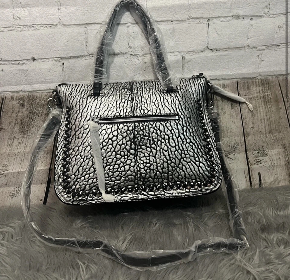 Cartera de cuero/gamuza nueva con etiquetas orYANY, correa ajustable/desmontable plateada $489.00 Foto 2 de 4