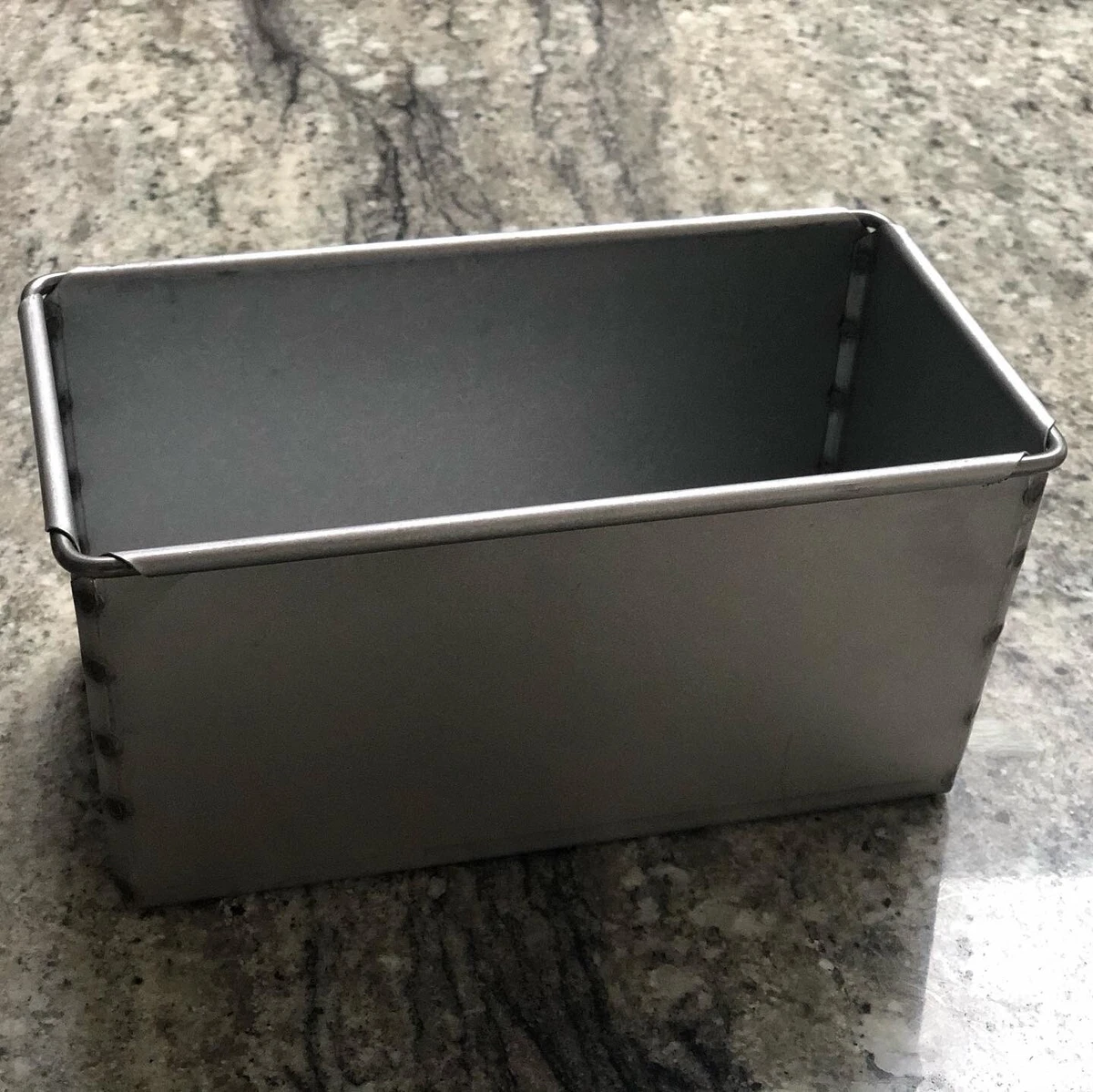 Bread tin top with lid