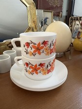 ARCOPAL FRANCE VINTAGE ‘70 modèle FLORE 2 tasses chocolat avec soucoupes