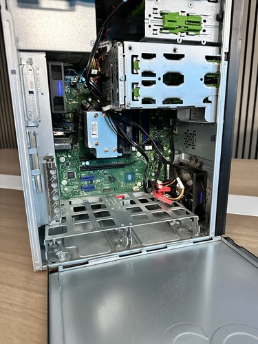 Fujitsu PRIMERGY TX1310 M3 Server 8GB / 2 x 1TB Seagate Barracuda Xeon e1225 - Picture 5 of 6