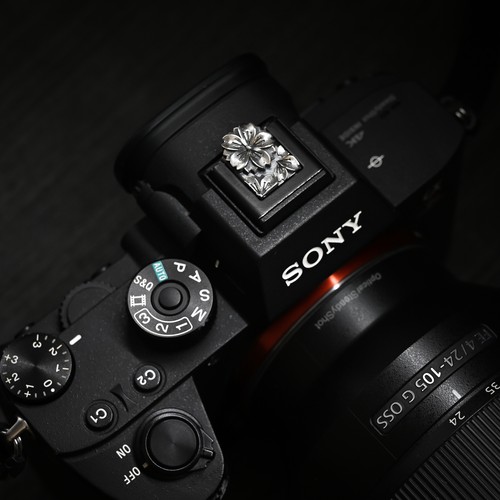 Cherry Blossom 925 Silver Hot Shoe Cover Cap for Sony A7C A7M3 A7R4 A9 Nikon FM2 - Picture 2 of 17