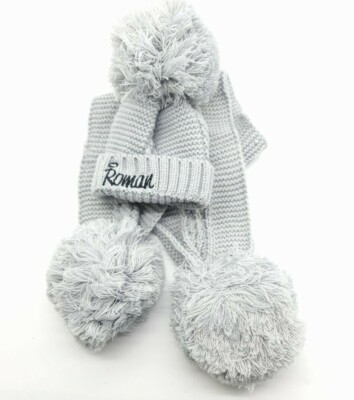  Personalisiertes Baby MÜTZE/SCHAL SET Kabelstrick Bommel Mädchen Jungen Neugeborenes 5 FARBEN