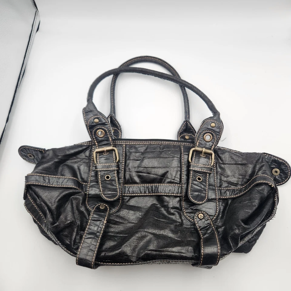 Bolso de Hombro Style & Co Negro Imitación Cuero Detalle Hebilla Forro Rojo 16 in x 7 in Foto 2 de 4