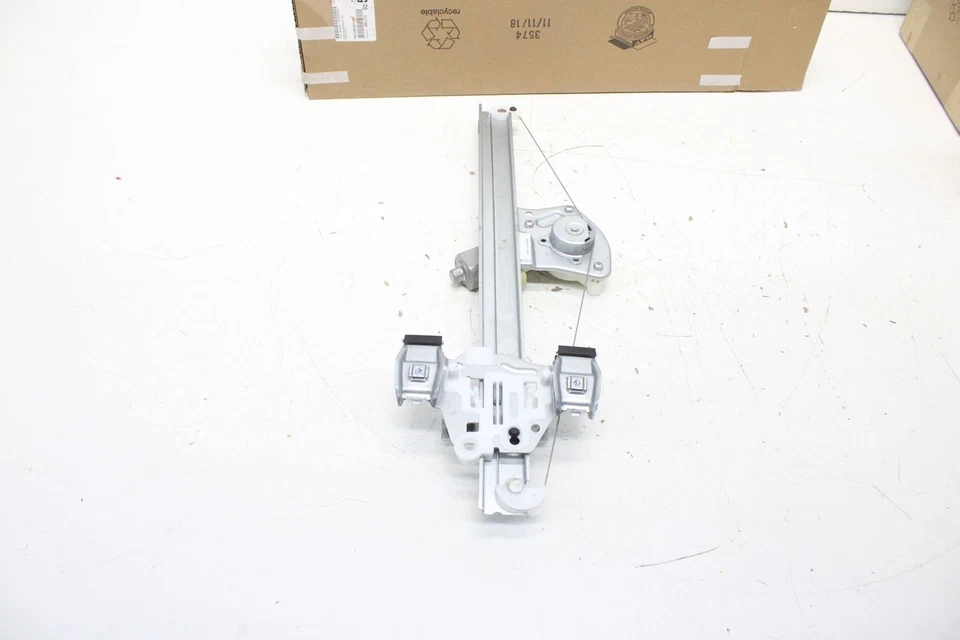 Chevrolet Silverado 1500 2007-2013 regulador de ventana trasera izquierda y motor OEM Foto 3 de 4