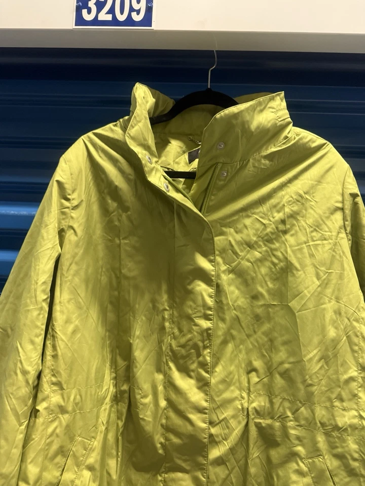 Abrigo de lluvia Alfani, cremallera, bolsillos, con capucha talla grande Foto 3 de 4