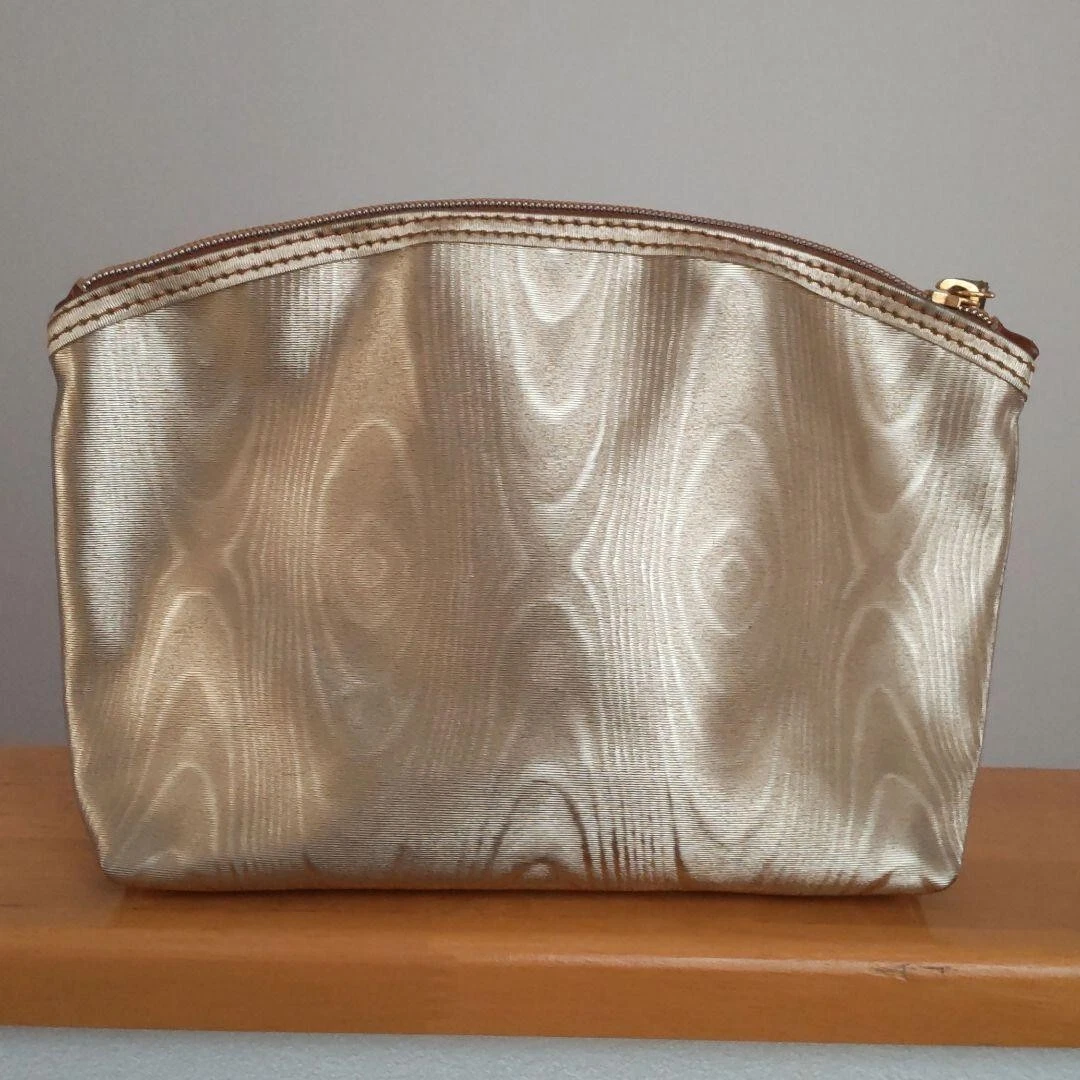 Borsa Loewe Loewe con ricamo anagramma usata dal Giappone