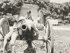 1952 Sutter’s Fort State Historic Park Sacramento CA Kids on Cannon Photo P19a9