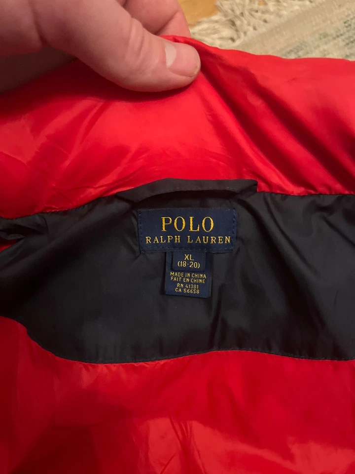 Chaqueta acolchada XL para niños Ralph Lauren sin capucha color azul/negro logotipo rojo grande Foto 3 de 4