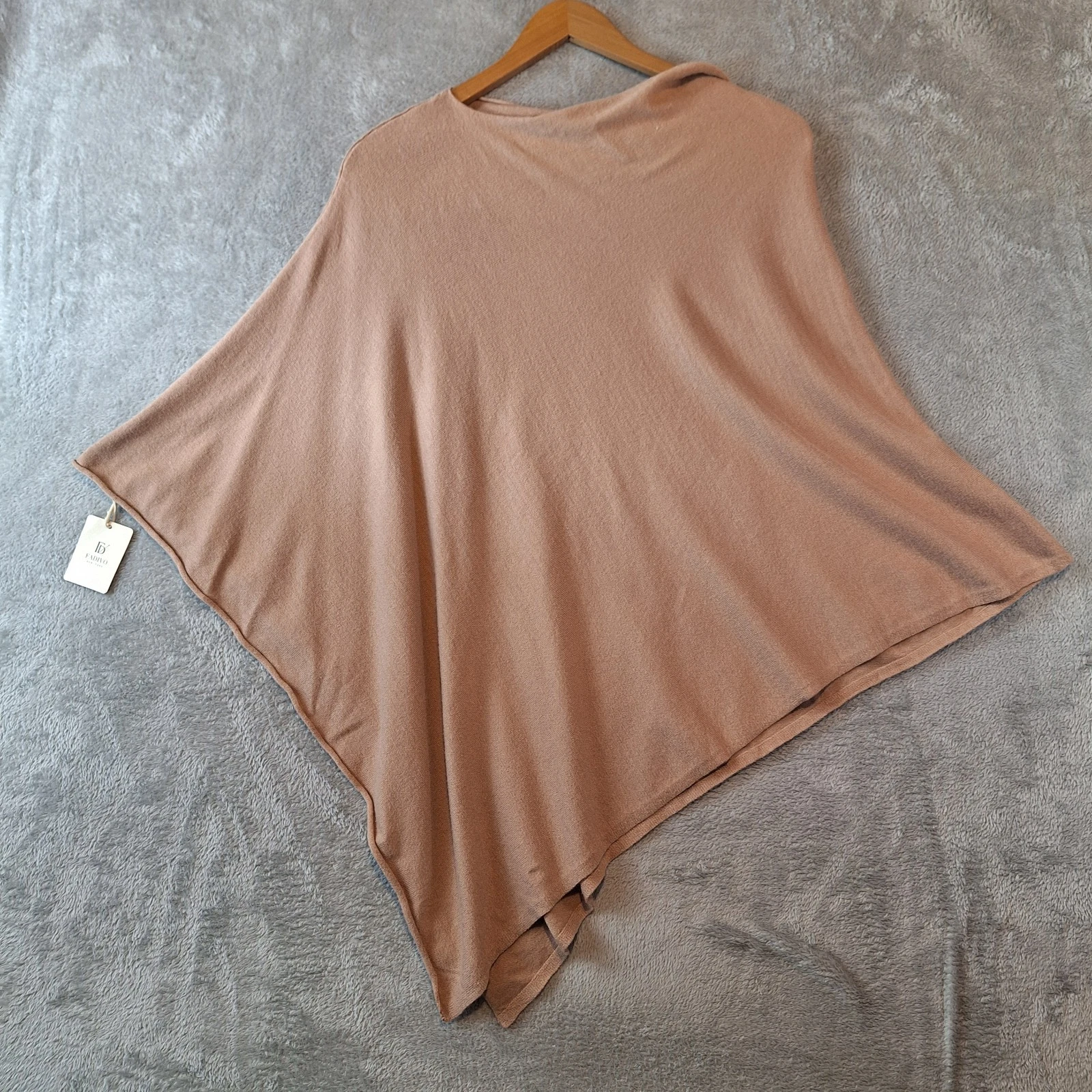 Fadivo New York Shawl One Size Beige Cashmere Blend Poncho Cape Pullover NWT
Opens in a new window o