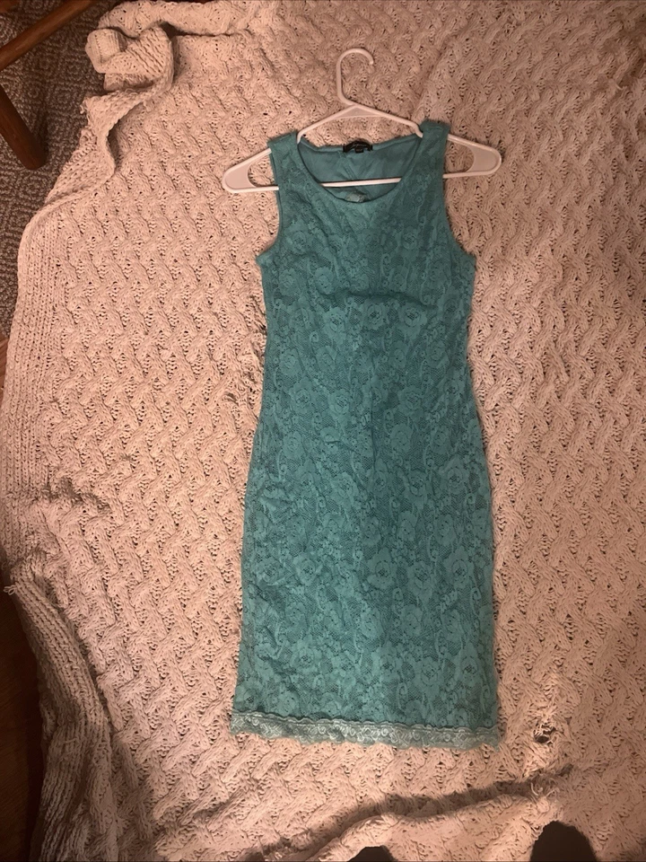 Vestido turquesa de encaje súper favorecedor Foto 4 de 4