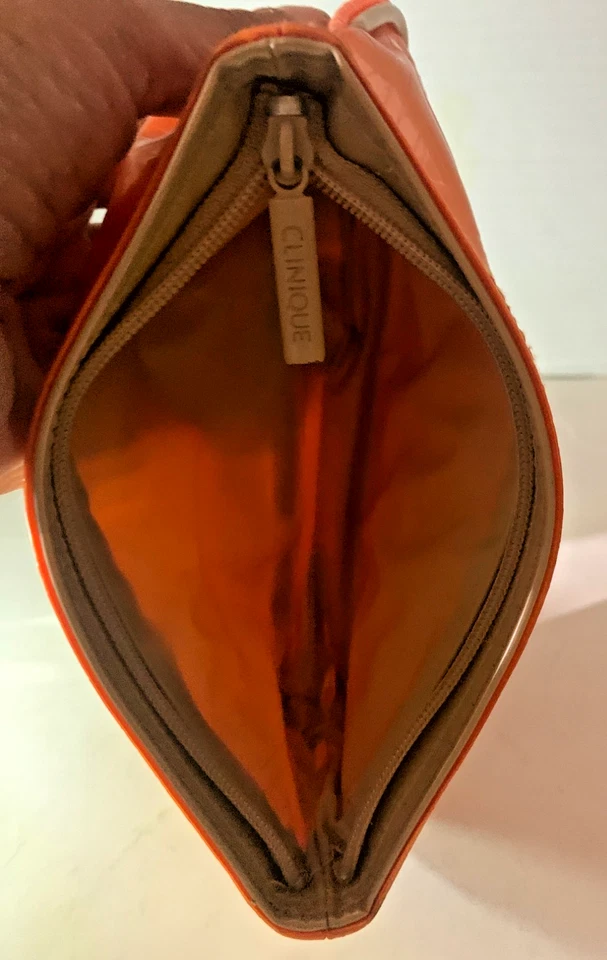 Bolsa cosmética Clinique naranja geométrica en relieve cierre de cremallera vinilo 6" de ancho Foto 4 de 4