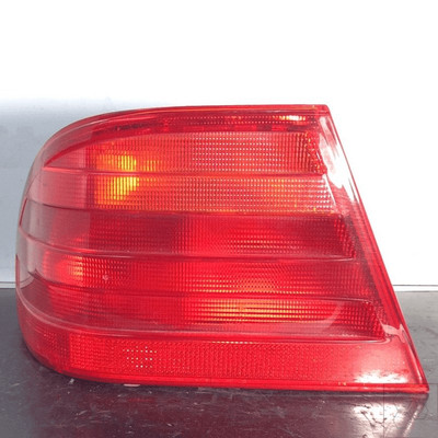 Pfostenleuchte. Ostteil. Links MERCEDES-BENZ Classe E (W/S210) 320 Ber.
