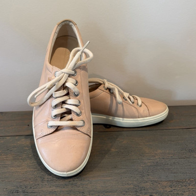 ECCO women s  US 8 Beige Leather Lace-Up Casual Sneakers Rubber Sole