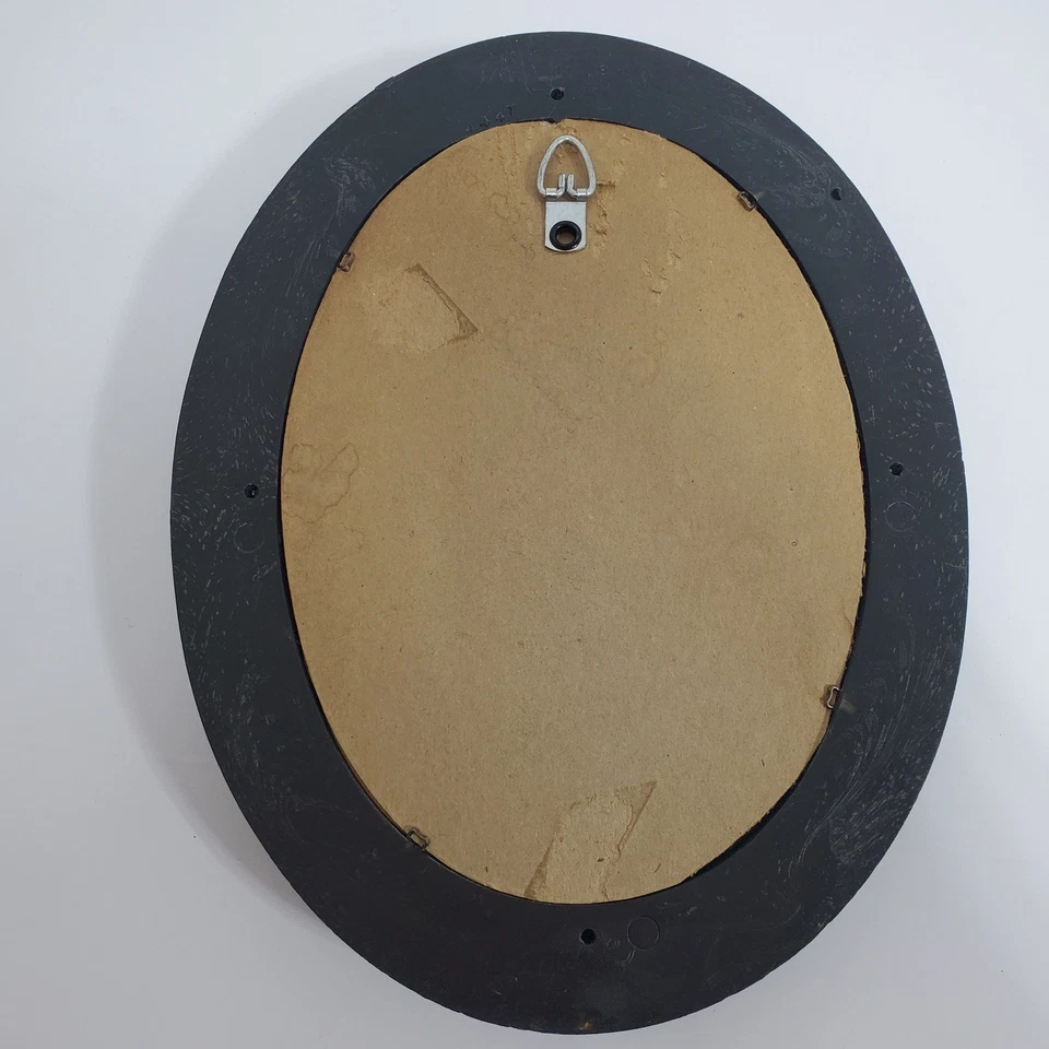 Silhueta oval vintage emoldurada arte menino segurando aro e vara moldura preta - Imagem 3 de 4