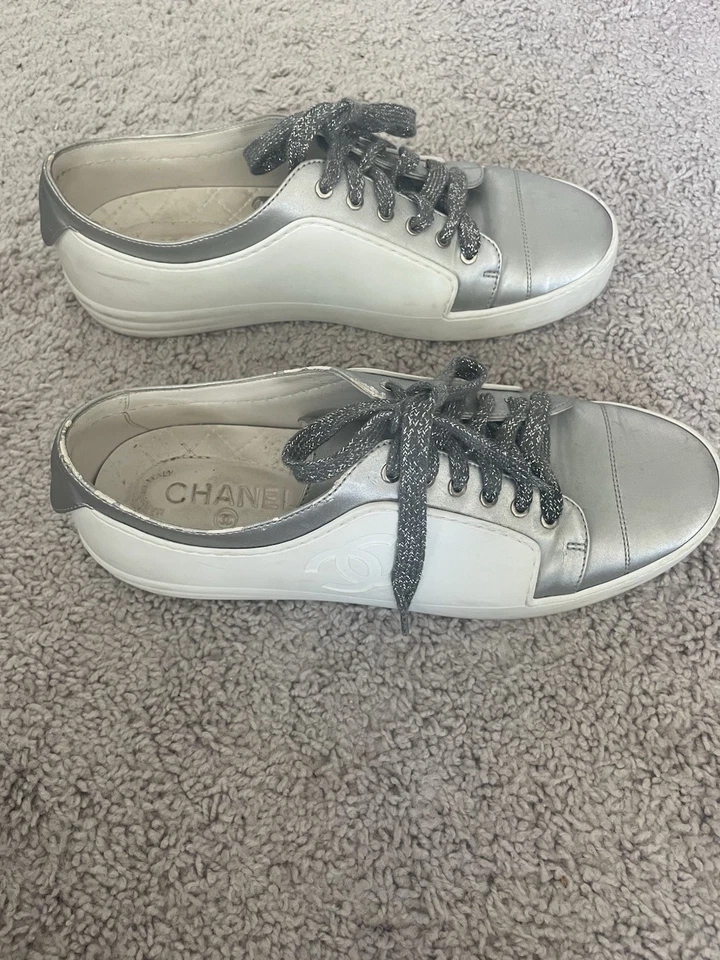 TÊNIS CHANEL INTERLOCKING CC LOGOTIPO COURO DE BEZERRO, FEMININO TAMANHO 40 - Imagem 2 de 4