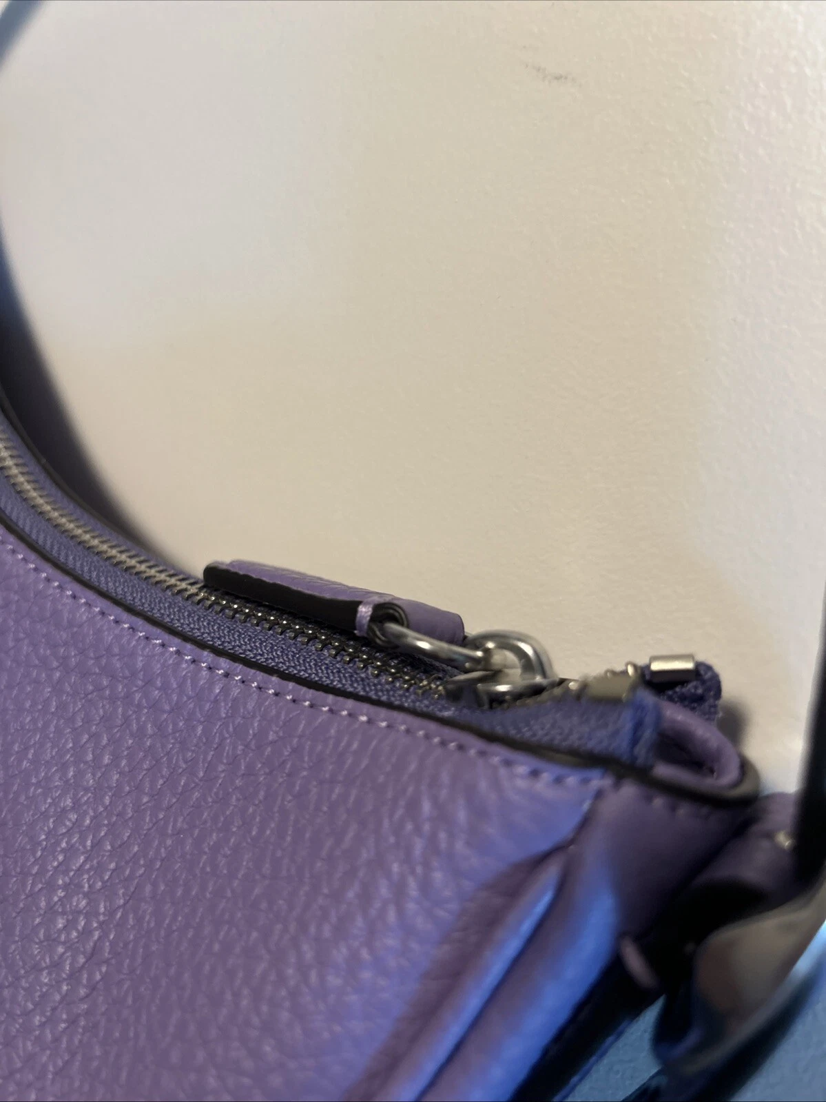 Coach Borsa a tracolla Luna in pelle di ciottoli mezzaluna viola chiaro ferramenta argento