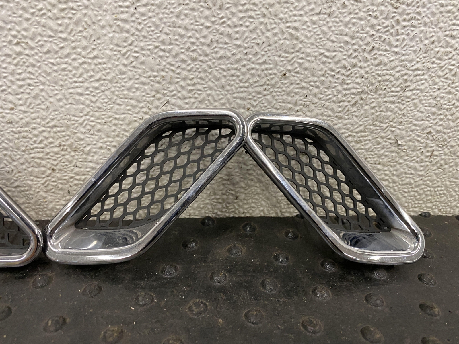 08-12 MASERATI GRANTURISMO FRONT LEFT & RIGHT FENDER VENTS GRILL TRIM
