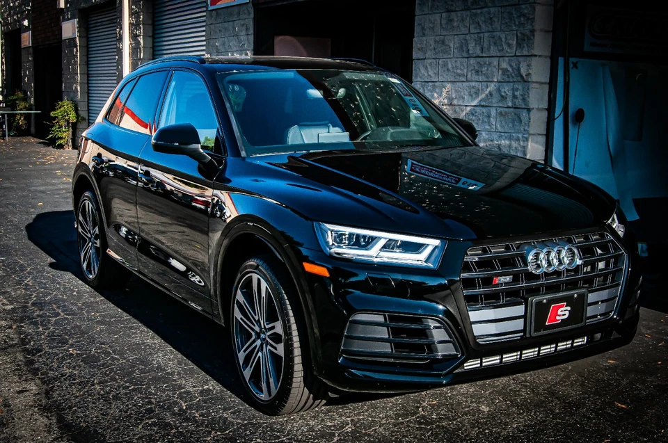 Superposición de vinilo de eliminación de cromo para un Audi Q5 2018-2023 Foto 3 de 4