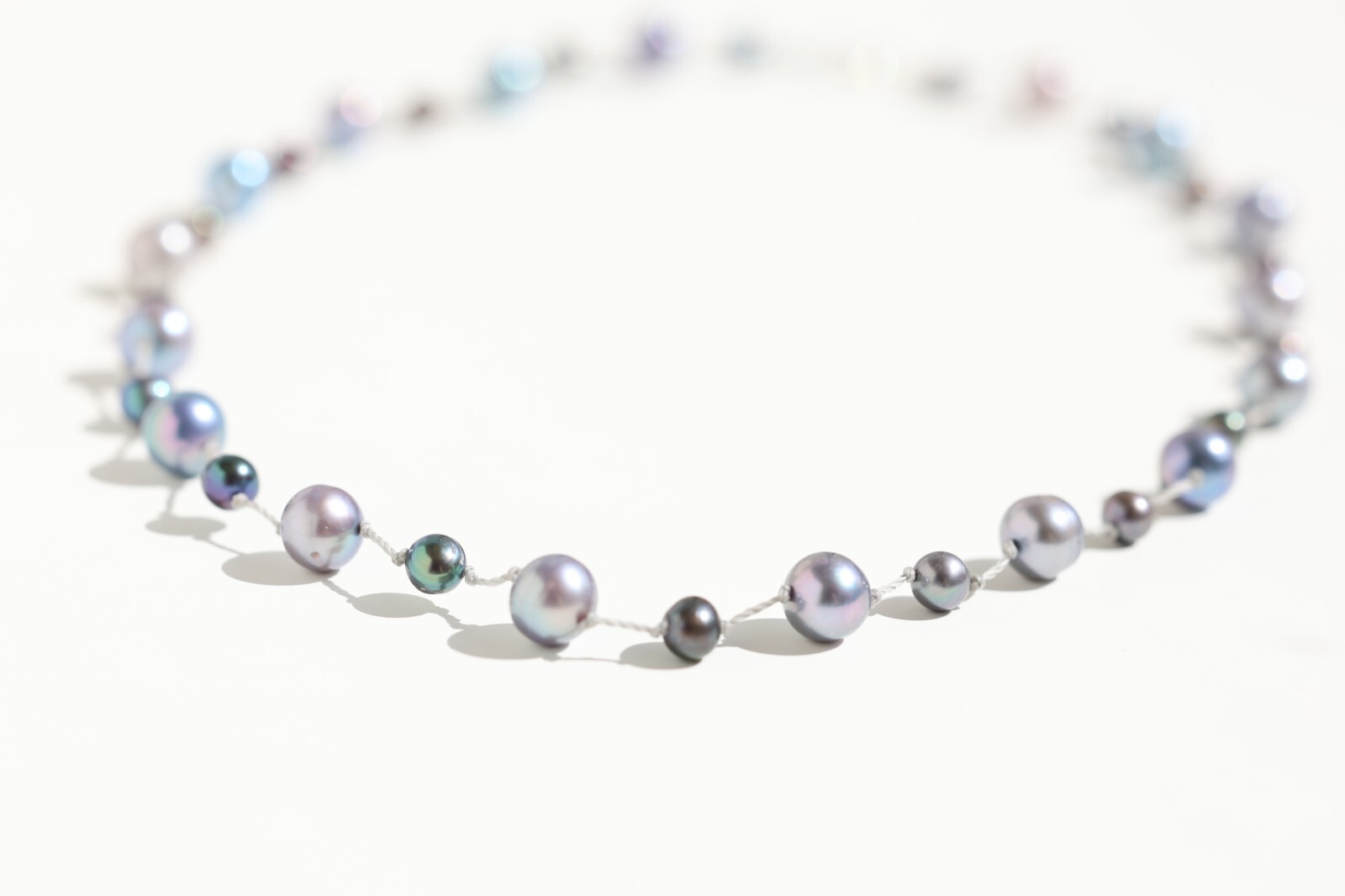 Collier perles de culture grises et fil ciré, le bijou bohème chic pour vos journées