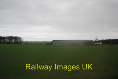 Foto - Gebäude am südlichen Ende des Brunton Airfield c2011