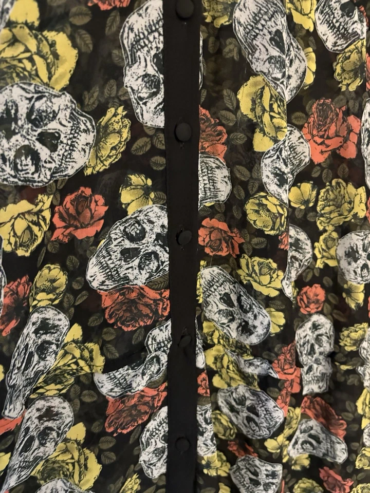 Camiseta para mujer Torrid traje de baño de malla cubierta - calaveras florales talla 2 Foto 3 de 4