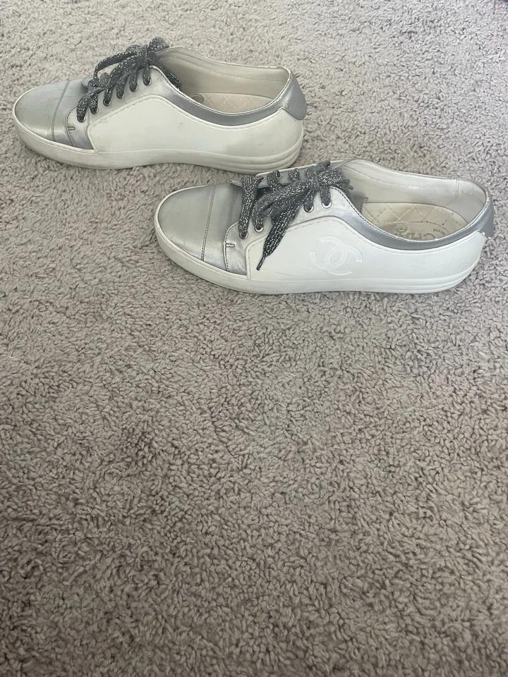 TÊNIS CHANEL INTERLOCKING CC LOGOTIPO COURO DE BEZERRO, FEMININO TAMANHO 40 - Imagem 3 de 4