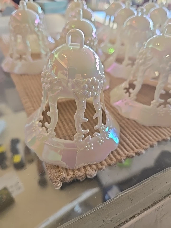 Lote de 19 campanas de boda vintage Wilton blancas iridiscentes de 3 pulgadas Foto 3 de 4