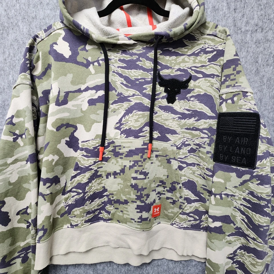 Sudadera con capucha Under Armour Project Rock Veterans para mujer calce holgado medio camuflaje Foto 3 de 4