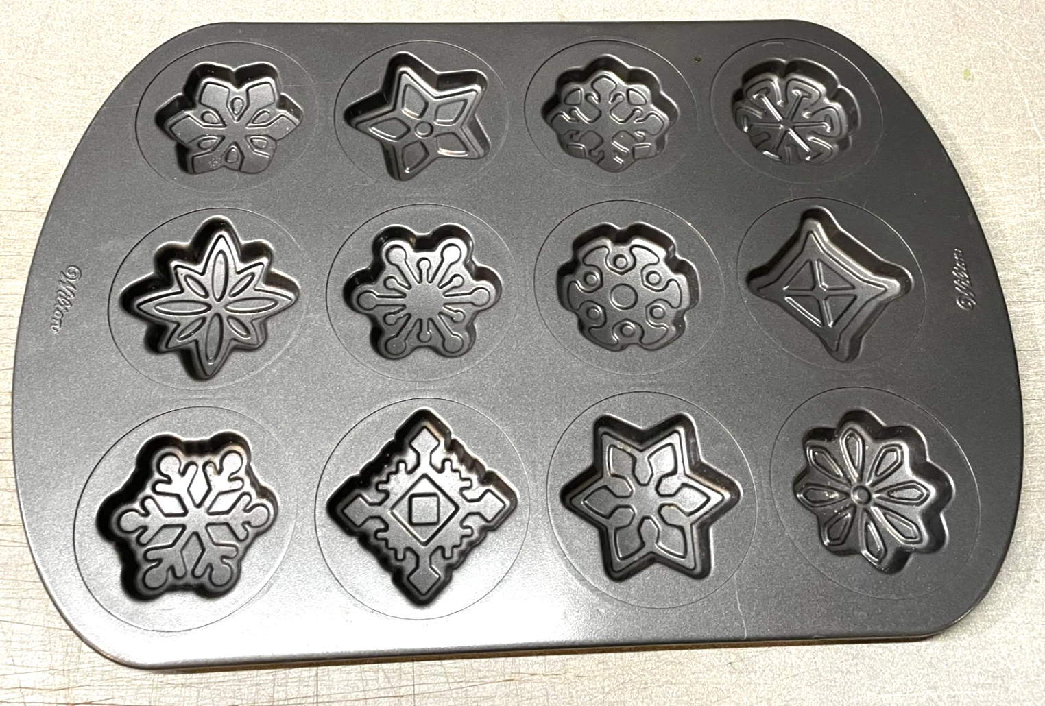 Wilton SNOWFLAKES Winter Cookie Cake Pan 12 Cavity Holiday Bake Non Stick