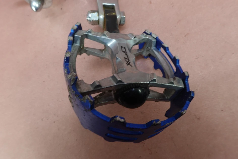 1992 Harley Davidson Dyna Glide Custom - FXDC Front Right Foot Peg Rest - Image 3 of 4