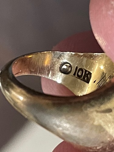 Anello in oro giallo 10 carati classe Mary Washington College pietra onice intagliata misura 3 - Foto 9 di 12