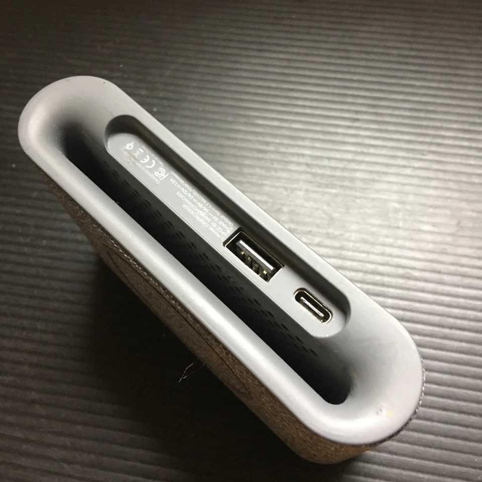 Cargador rápido inalámbrico iOttie almohadilla de carga de tela gris 5V 3A, 9V 2A, 12V 1.5A Foto 3 de 4