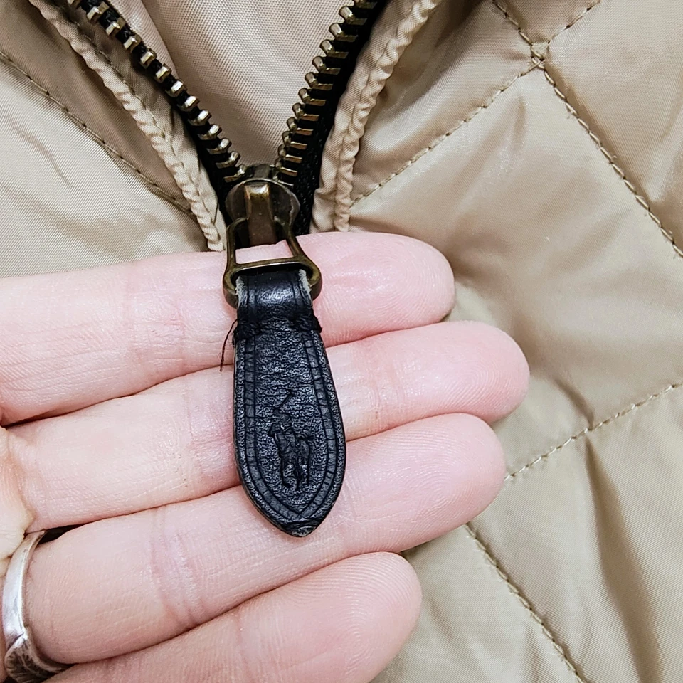 Chaqueta Ralph Lauren Sport Para Mujer Acolchada Cremallera Completa Caqui Tostado PEQUEÑA Ecuestre Foto 3 de 4