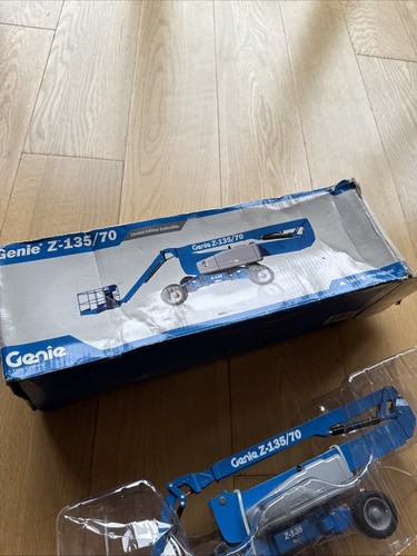 GENIE Z135/70 Boom Lift United Rentals Diecast Model Limited Edition 1:32 Scale - Picture 8 of 9
