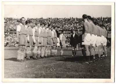 Photography football game, teams in kick-off circle just before kick-off 
