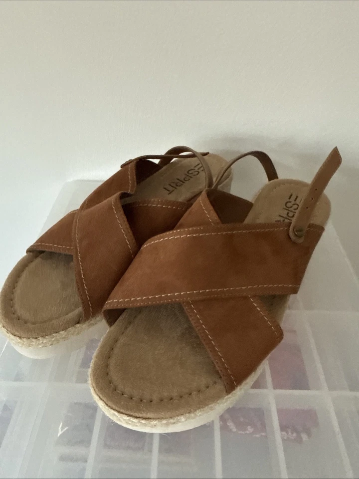 Sandles - Image 1 of 3