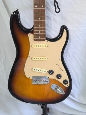 Squier by Fender Stratocaster Standard Series – Sunburst – Project