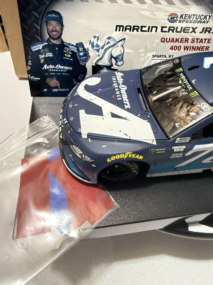Martin Truex Jr. #78 seguro de propietarios de automóviles Kentucky Win 2018 1/24 diecast Foto 3 de 4