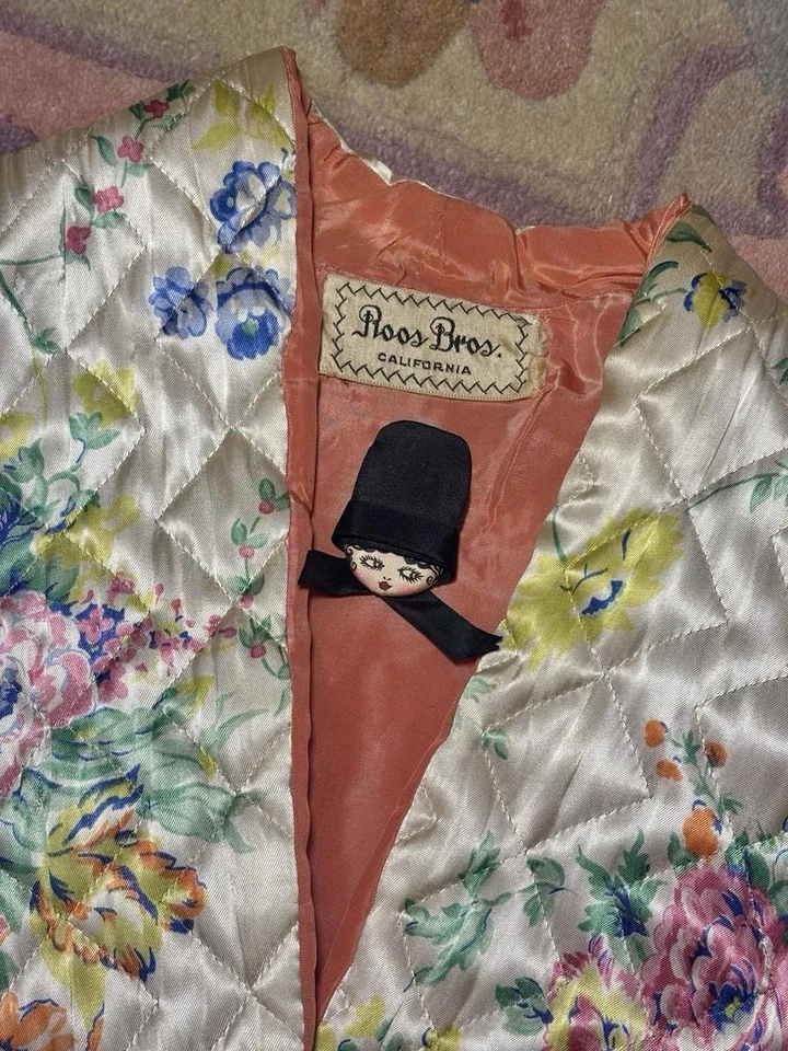 Vintage 1940s/50s Quilted Satin Floral Robe with Structured Shoulders, Size S-M - Image 4 of 4