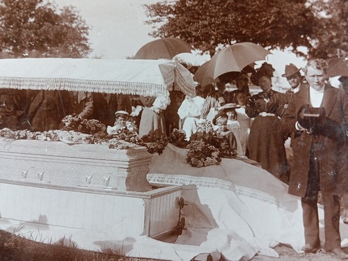 Fotografía Post Mortem Pr. Ataúd abierto mujer alta + servicio de cementerio, era 1900 - Imagen 4 de 7
