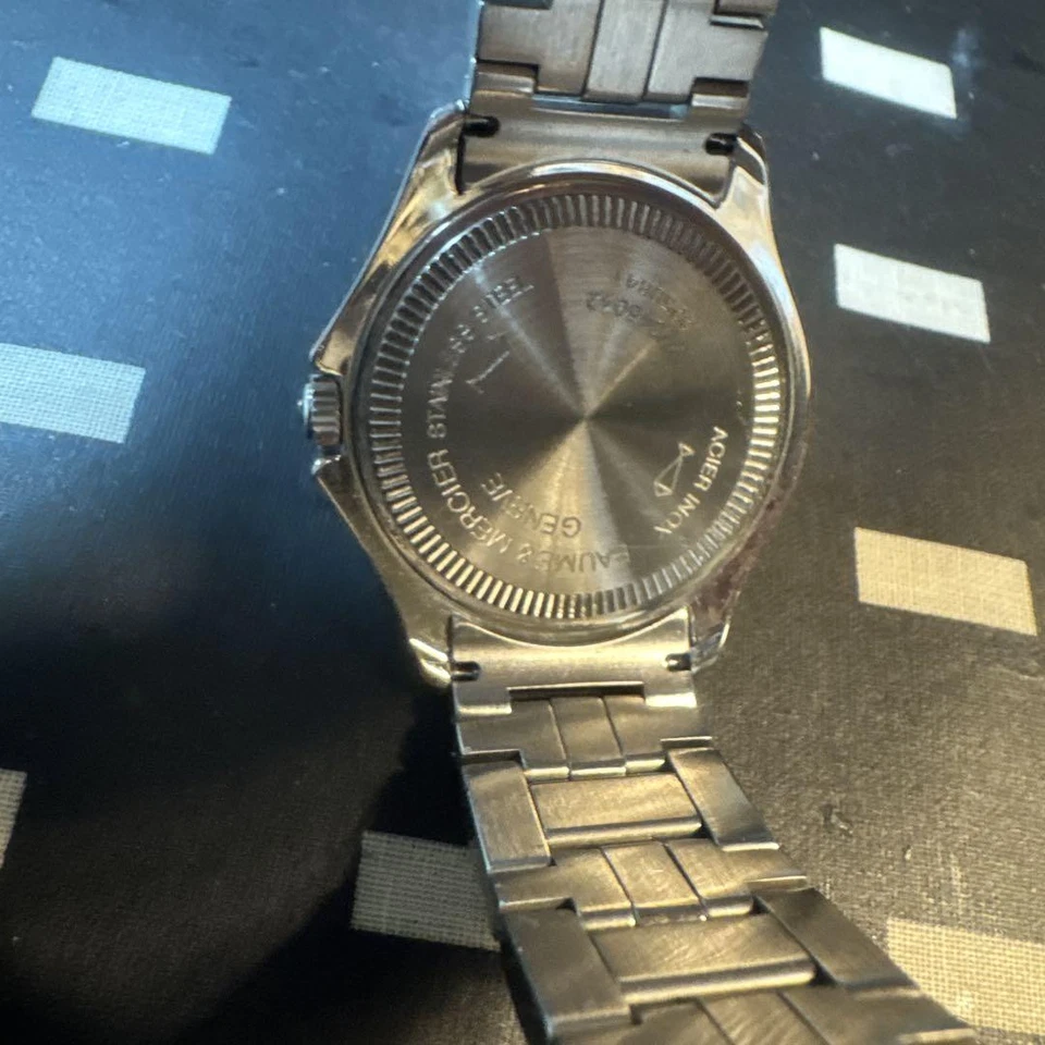 Baume & Mercier Malibu手表银色表盘石英35毫米不锈钢表带 — 第 2/3 张图片