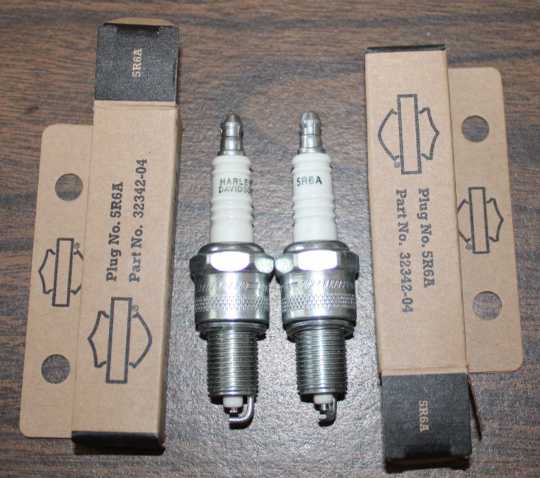 1 Pair NOS OEM Harley-Davidson Spark Plugs 32342-04 NEW in Box #5R6A - I2
