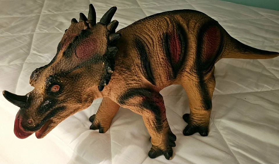 De colección Carnotaurus Disney Dinoland Animal Kingdom Peluche Látex Goma Stegosauraus Foto 2 de 4