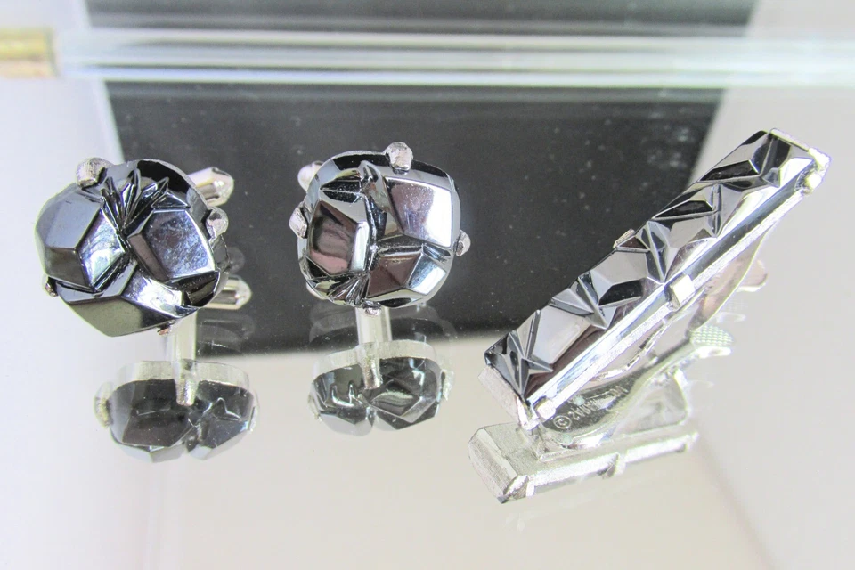 Juego de gemelos y barra de corbata de vidrio de lava negra Sarah Coventry de colección de los años 50 firmados Foto 2 de 4