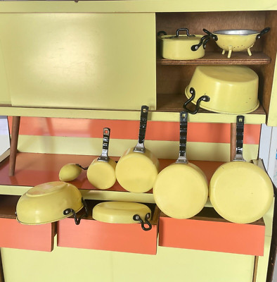Dinette Vintage – Batterie De Cuisine Miniature Alu émaillé Jaune – 10 Pièces
