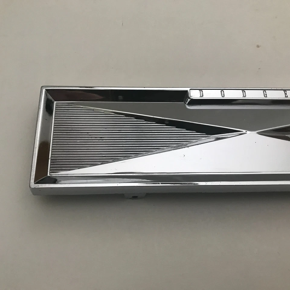 1960-61 Dodge Dart & 1962-64 Dodge 880 Radio Opening Cover Plate 1901789, Mopar - Imagem 2 de 4